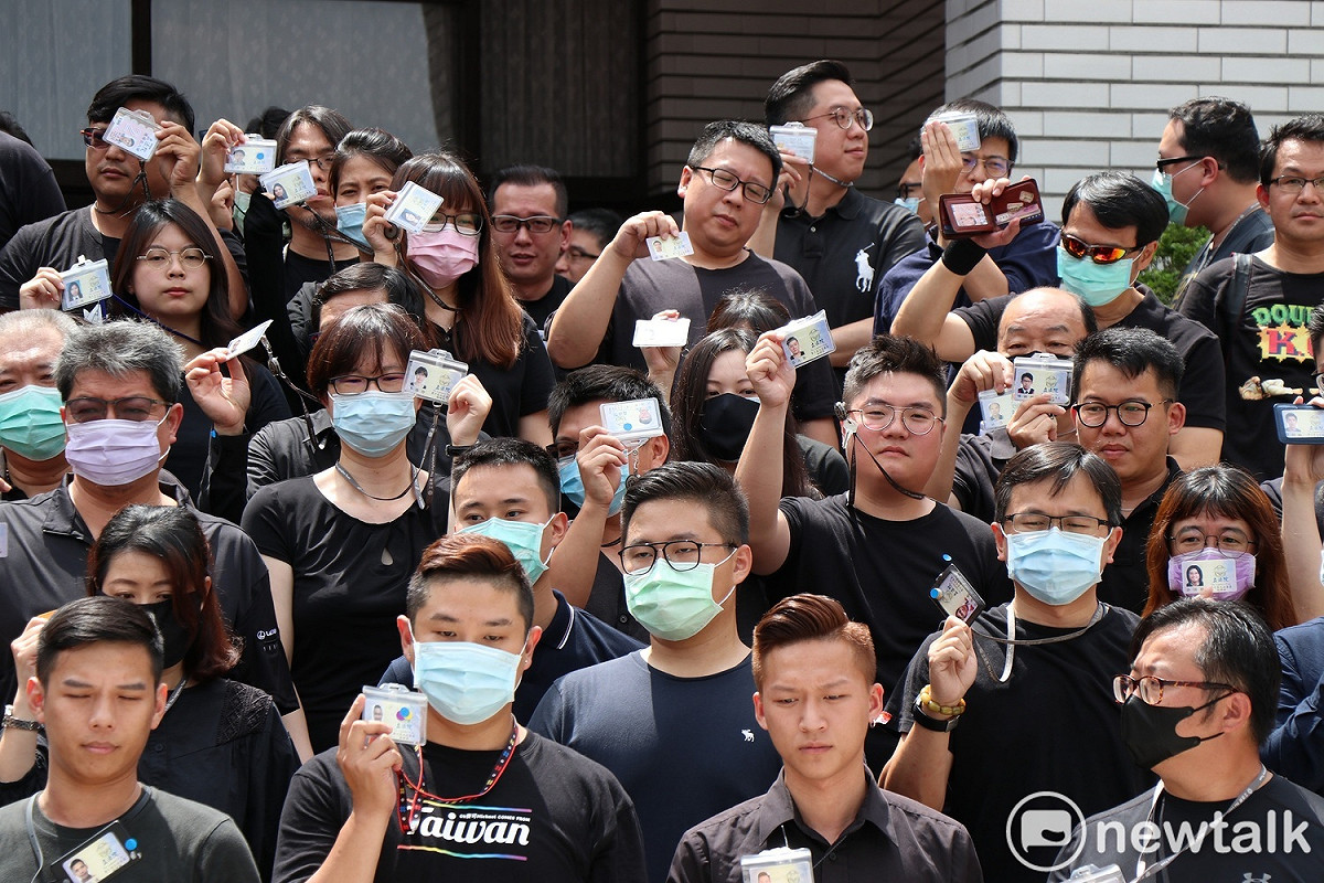 百位國民黨助理公開展示自己的證件，強調絕無來路不明的黑衣人攻佔國會一事。 圖：謝孟華/攝