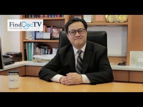 香港名醫黃國田臉書上出現諷刺七一港警被刺傷事件，警員流的血「比半次月經還少」的po文，遭到「愛國」網民圍剿。 圖 : 翻攝自youtube