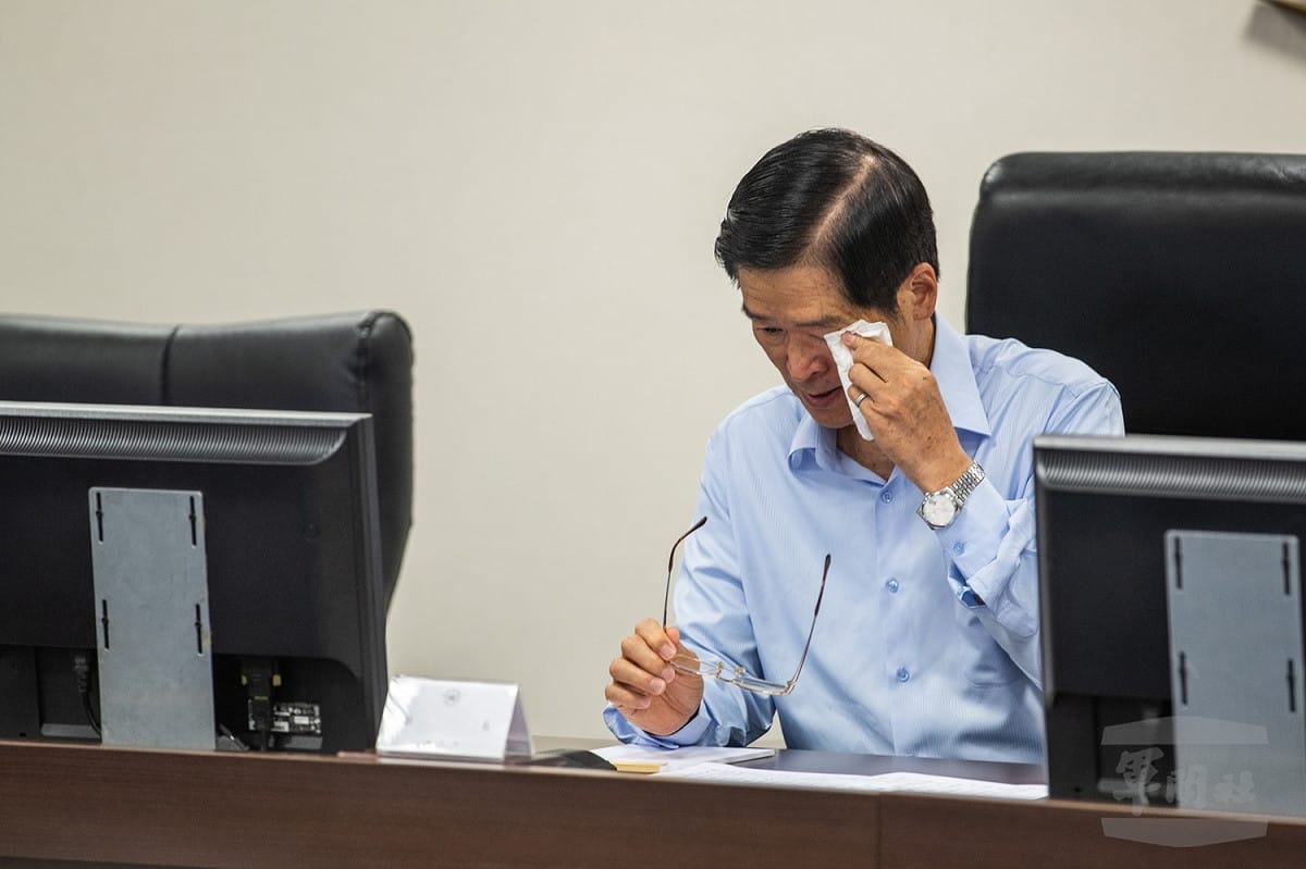 國防部長嚴德發致詞時，提及殉職人員時一度哽咽拭淚。 圖：軍聞社記者陳軍均/攝