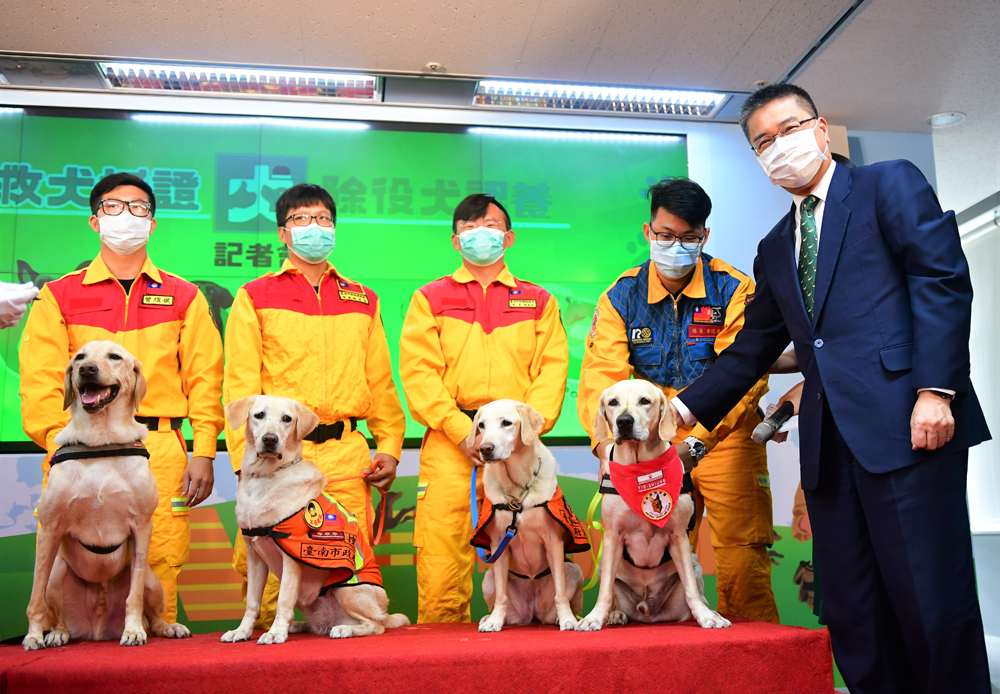 內政部長徐國勇與授階搜救犬合影。 圖：內政部提供