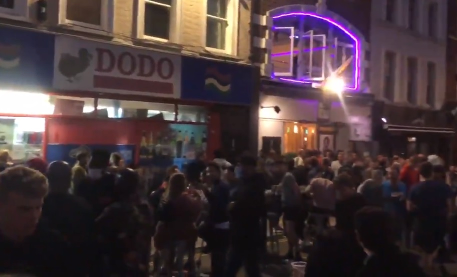 英國英格蘭地區的餐廳、酒吧於4日恢復營業，許多狂歡者聚集在重新開業的倫敦蘇活區。 圖:翻攝自推特