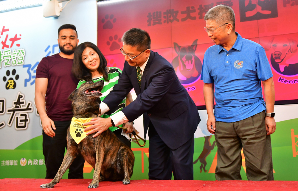 內政部長徐國勇與搜救犬互動。 圖：內政部提供