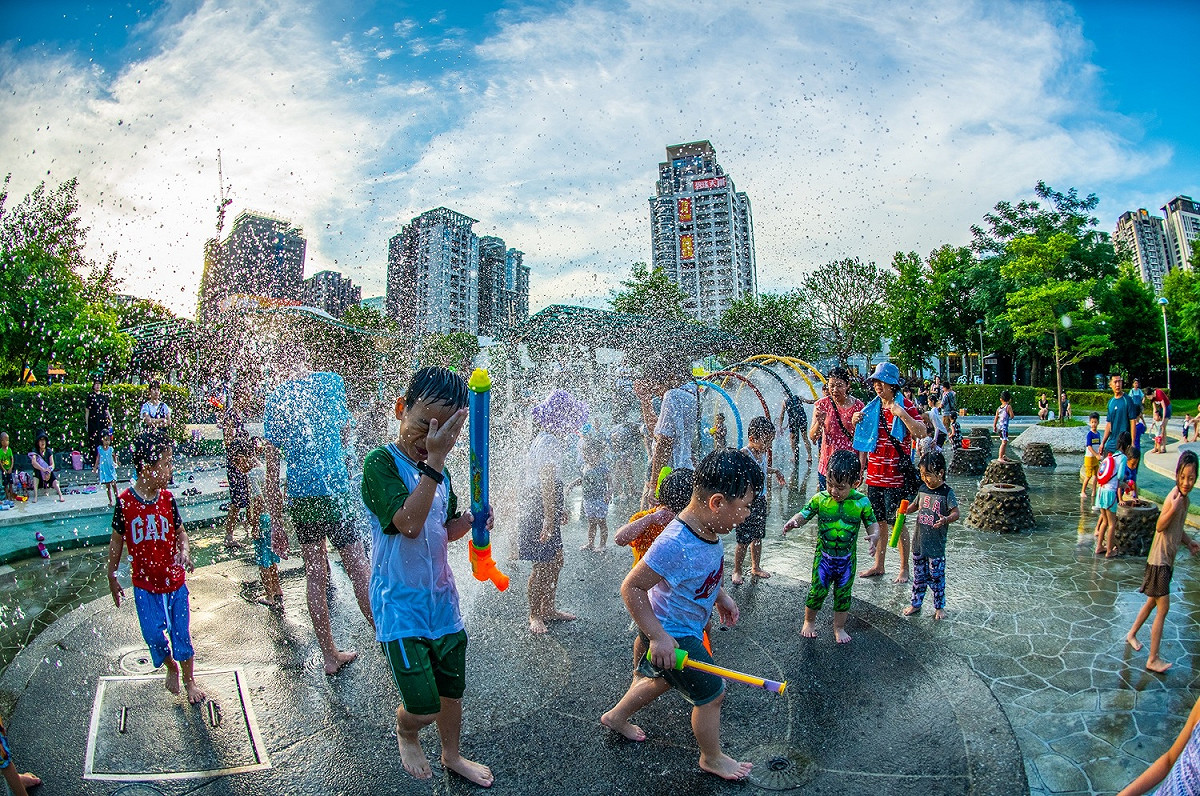 新莊中港大排旁「塭仔底溼地公園」戲水池免費開放給民眾消暑。 圖：新北水利局／提供