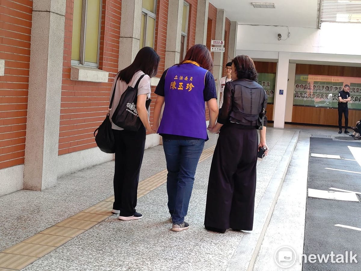 國民黨立委陳玉珍身體不適，現身立法院行動仍需人攙扶。 圖：黃建豪/攝