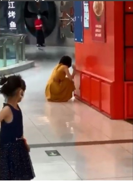 北京一名女子知道自己確診後，蹲在地上嚎啕大哭，原來竟是為了腹中胎兒。 圖 : 翻攝自微信