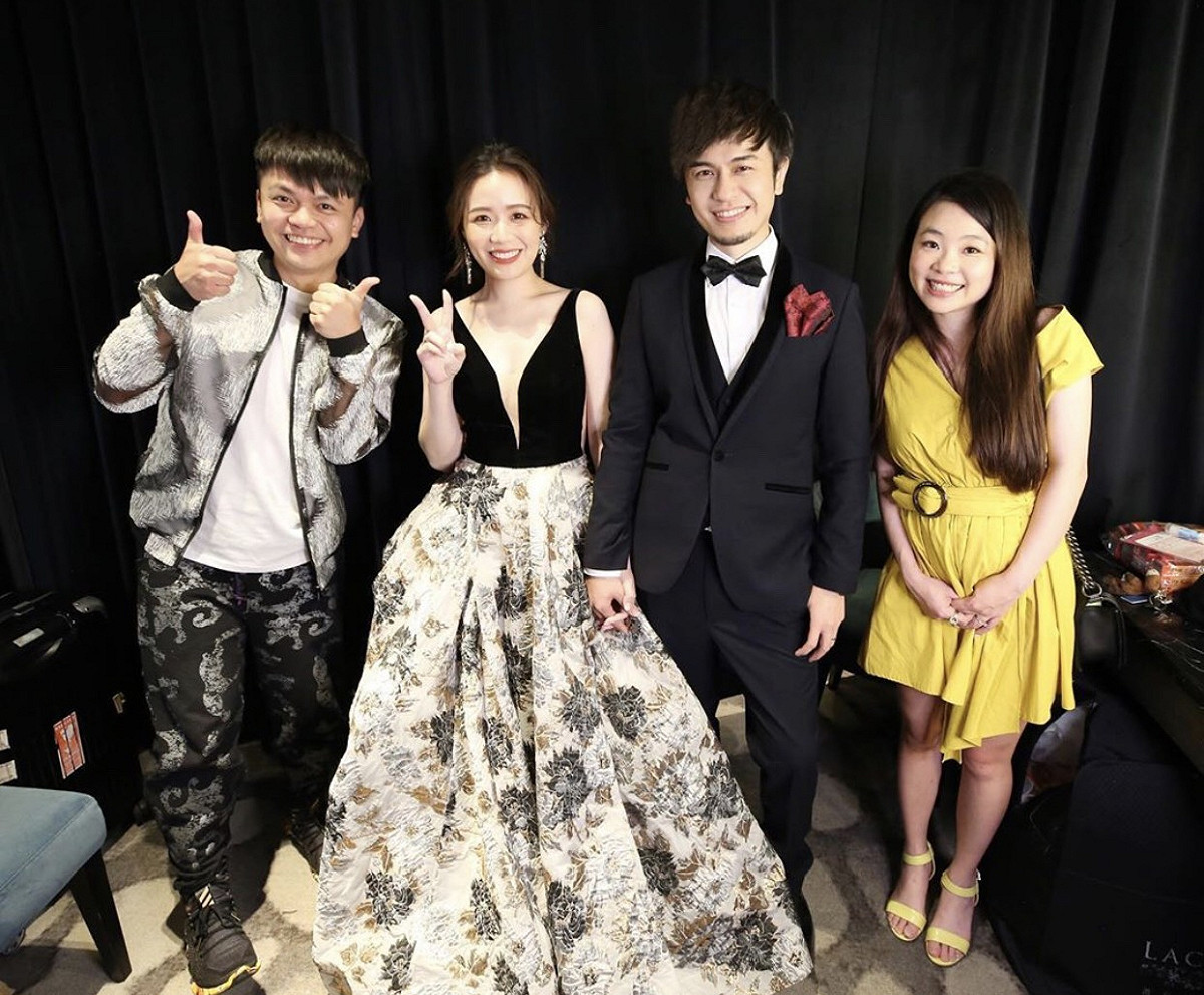 YouTuber蔡阿嘎日前與老婆「二伯」(右一)參加朋友婚禮，服裝與身材都意外成為焦點。 圖：翻攝Instagram