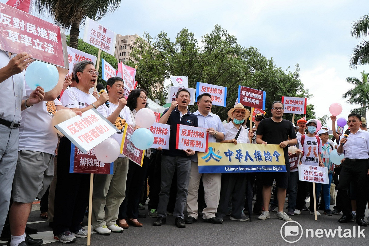 司改團體在場外抗議，反對民進黨草率立法；國民黨、民眾黨、時代力量下午前往場外聲援。 圖：謝孟華/攝