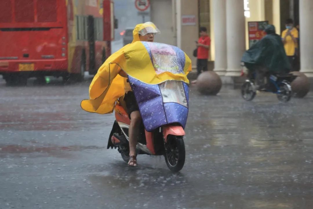 上海暴雨藍色預警信號更新為暴雨黃色預警信號 圖：擷取至上海氣象