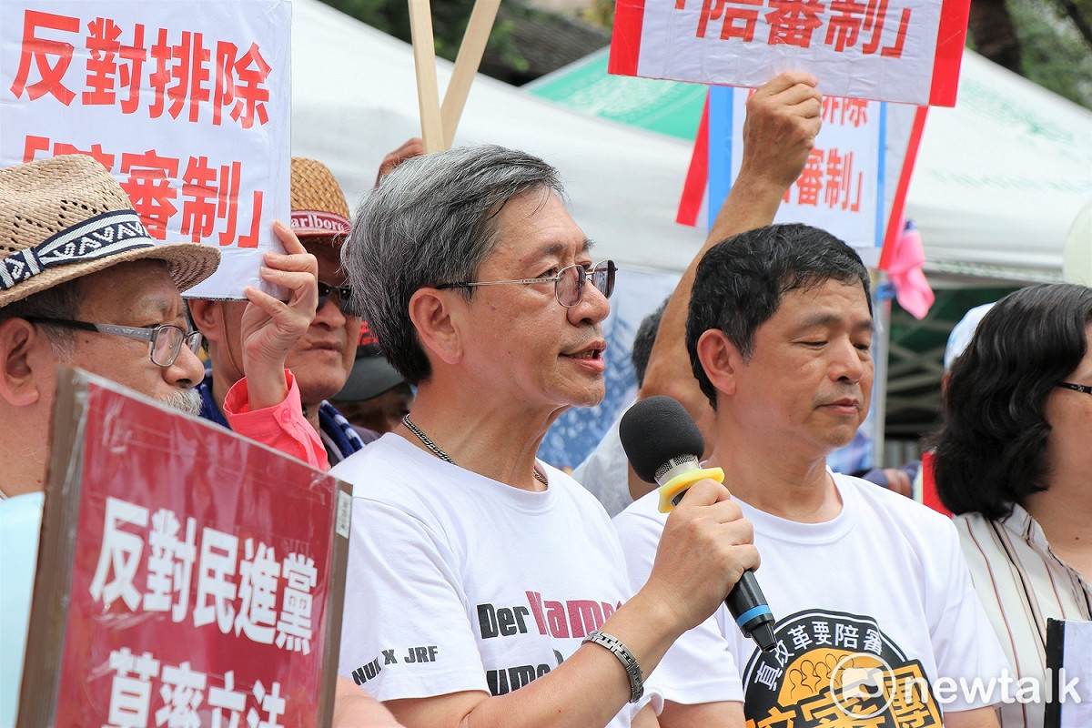 民間司改會董事長林永頌指出，民進黨行動綱領支持陪審制，完全執政後卻說陪審制是災難。 圖：謝孟華/攝