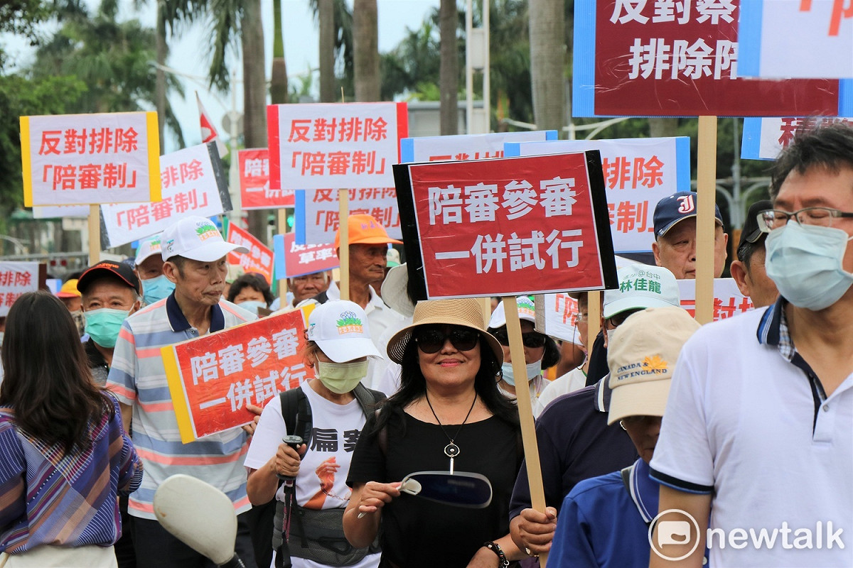 上百位群眾走上街頭，手持「陪審參審一併試行」看板，呼籲民進黨政府懸崖勒馬，傾聽民意。 圖：謝孟華/攝（資料照片）