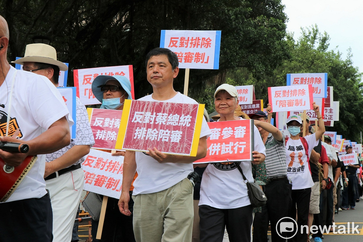 台灣陪審團協會理事長鄭文龍與在場群眾繞行立法院，反對民進黨團強渡關山，草率通過司法院版本草案。 圖：謝孟華/攝