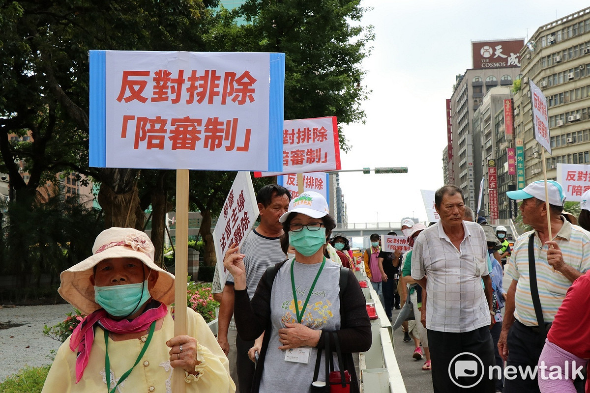 遊行隊伍行經忠孝東路，有民眾擔憂司法院版本草案，將使職業法官主導整個裁判過程。 圖：謝孟華/攝