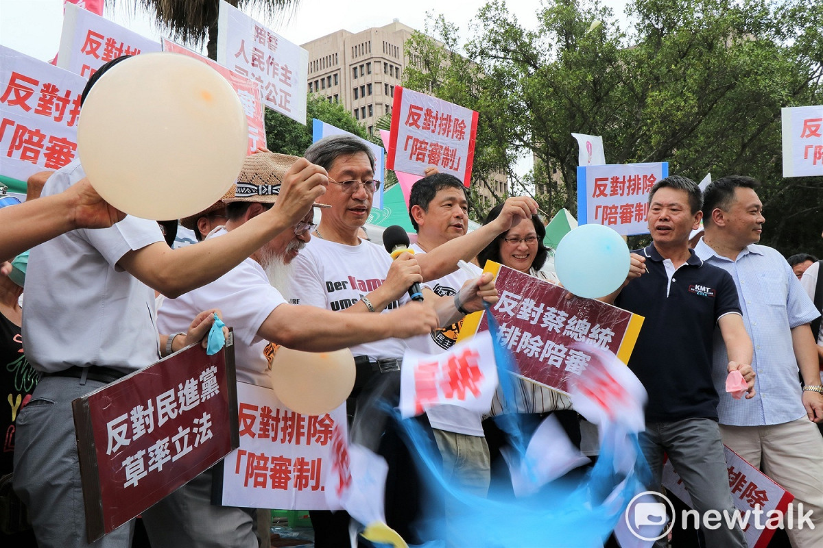 民間司法改革基金會董事長林永頌、台灣陪審團協會理事長鄭文龍與在野黨立委，戳破執政黨名為「謙卑的大汽球」。 圖：謝孟華/攝(資料照片)