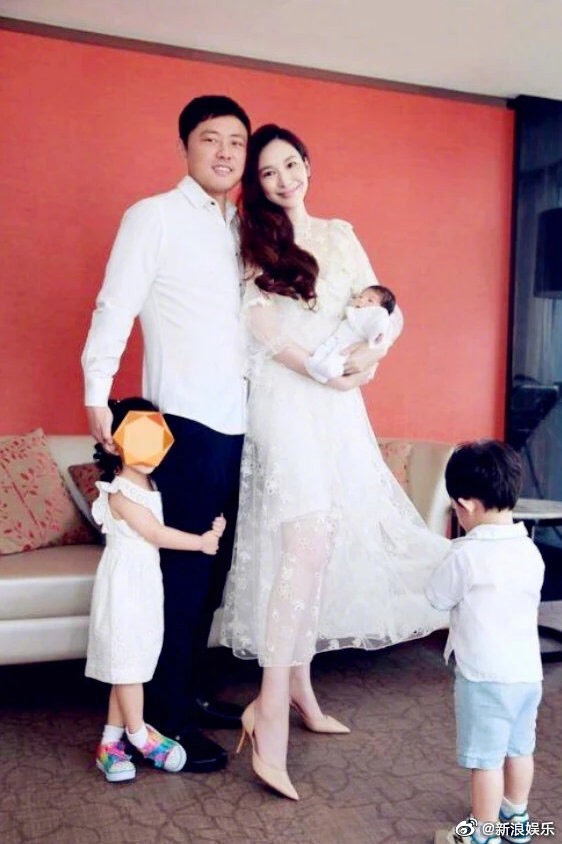 台灣女星吳佩慈(右)與中國富商男友紀曉波雖未結婚，但交往6年內連生4胎。 圖：翻攝微博
