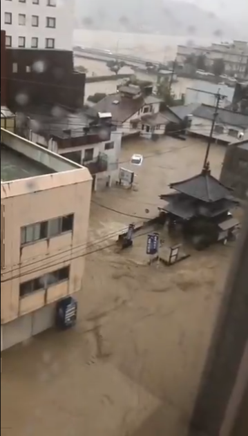 人吉市的球磨川潰堤，造成大範圍區域淹水。(圖為人吉市) 圖：擷取自推特(資料照片)