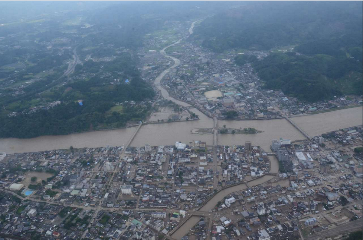 日本政府已出動自衛隊，幫忙至災區救災。(圖為自衛隊進行損害偵察) 圖：翻攝自推特