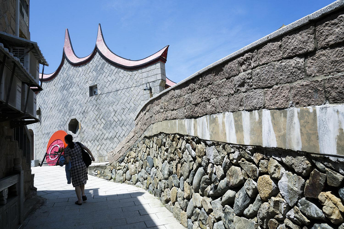 東莒福正村白馬尊王廟『補庫』，曹芷屏回到福正村，代替爸媽參與祭典，由於現在正是東莒的旅遊旺季，她的父母親忙著做民宿、導覽與接送遊客的工作。廟裡的補庫祭典就她代表曹家參加。 圖：張良一/攝