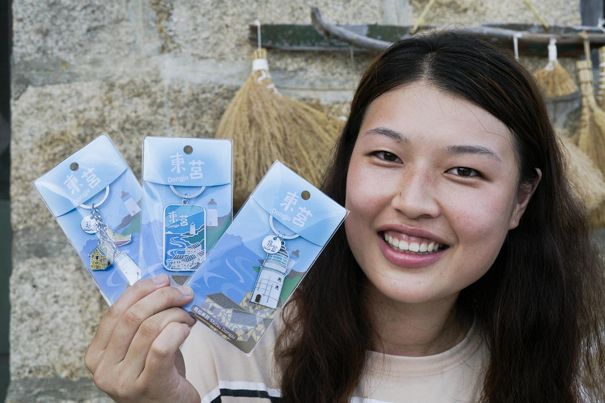 曹芷屏不想要做導覽，也沒有想要做民宿，她想開一間店，讓此地的年輕人知道，其實做不一樣的事情也可以賺到錢，這是她製作的東莒鑰匙圈。 圖：張良一/攝