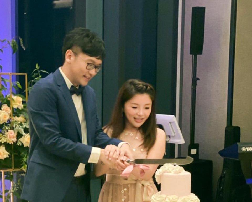 張嘉郡（右）與前雲林縣政府新聞處處長周柏吟（左）低調登記結婚。 圖：取自張嘉郡臉書