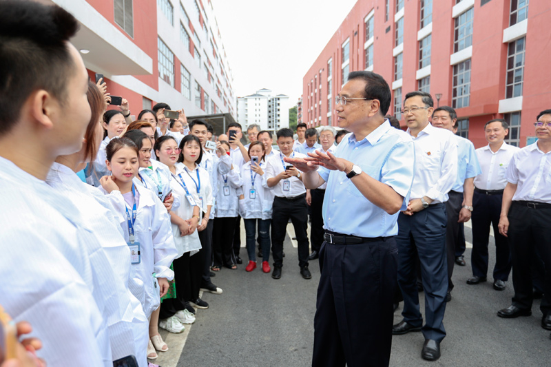 中國國務院總理李克強今天前往貴州考察，爆料「沿途看到很多閒置廠房」。 圖：取自中國政府網
