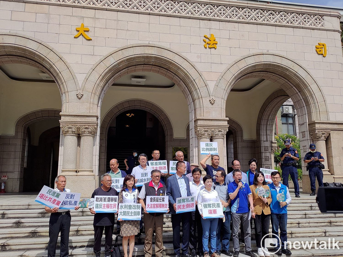 國民黨團與農田水利自救會代表共同赴司法院聲請釋憲。 圖：黃建豪/攝（資料照）