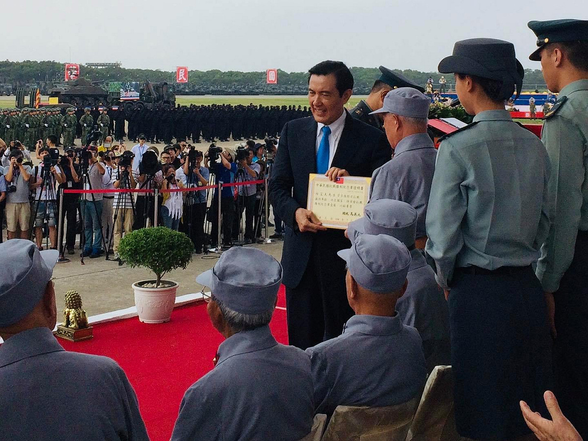 馬英九在總統任內為抗戰老英雄中華民國的貢獻，親搬抗戰勝利紀念章以示感謝。 (資料照片) 圖 : 翻攝自陳以信臉書
