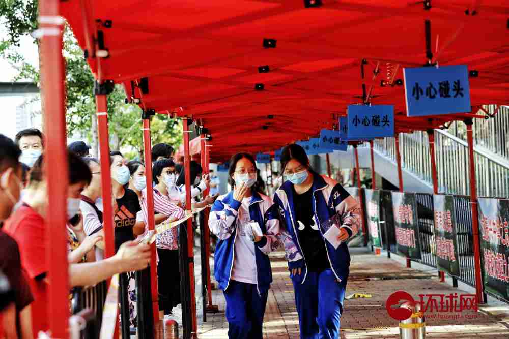 中國高考，考生走進考場。 圖 : 翻攝自新華網
