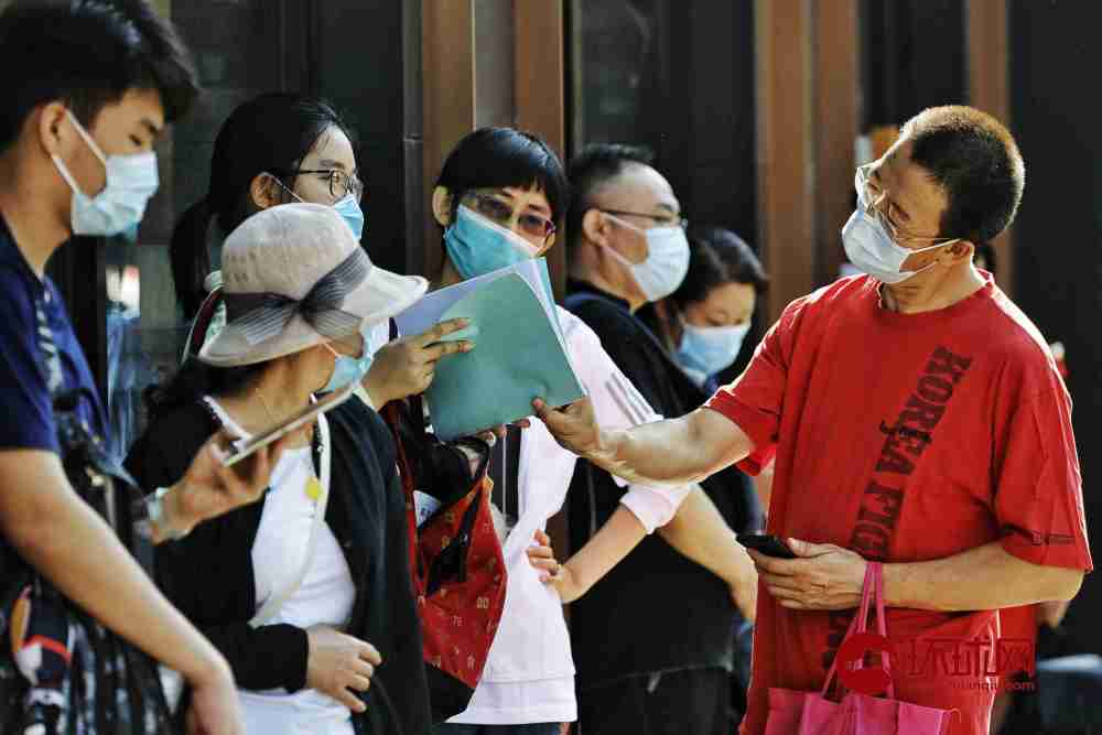 考生同樣憑身分證、准考證進考場，但境外或外地考生未滿14天隔離觀察期限者，需要提供考前核酸檢測陰性證明，才可以參加考試。 圖 : 翻攝自新華網