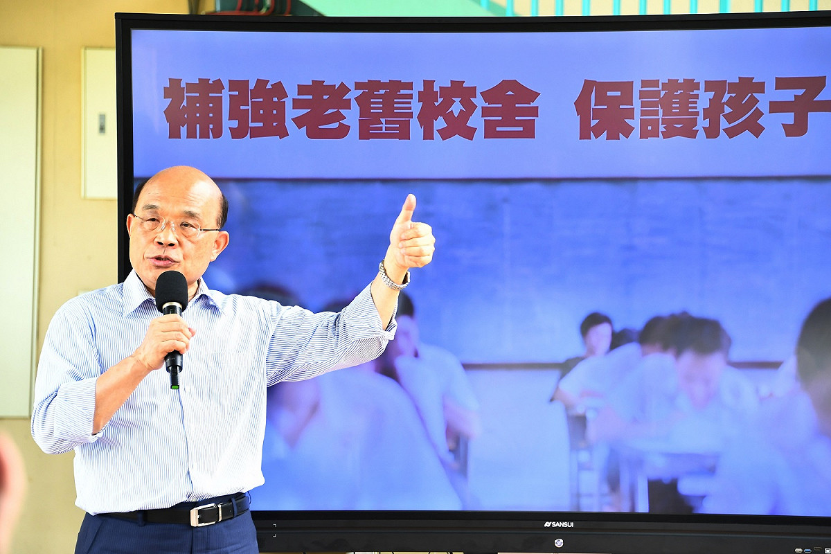 行政院長蘇貞昌今（7）天南下視察台南市老舊校舍改善情形。 圖：行政院提供