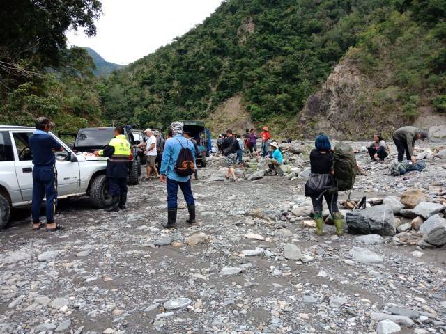 台東秘境之旅正夯，卻有業者以合法掩護非法，未經申請闖入保護區甚至進行非法狩獵活動。圖中警方正勸導非法進入管制區遊客。 圖：台東林管處／提供