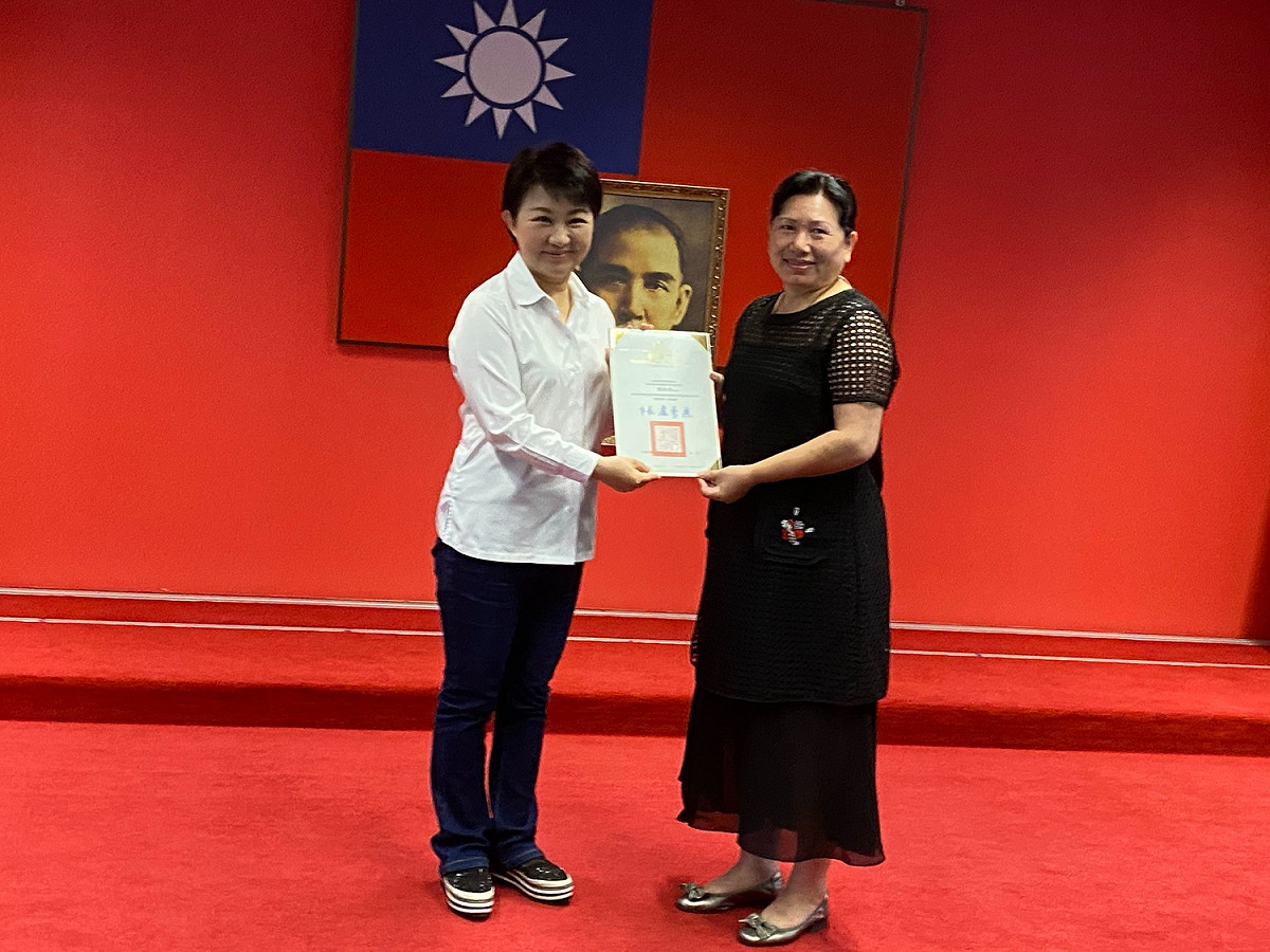 台中市長盧秀燕頒發感謝狀給沈百合。 台中市政府/提供