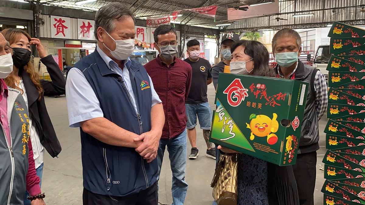 不受疫情衝擊，台中東勢茂谷柑仍成功銷往中國等地，台中市農業局長蔡精強到產地視察。 台中市政府/提供