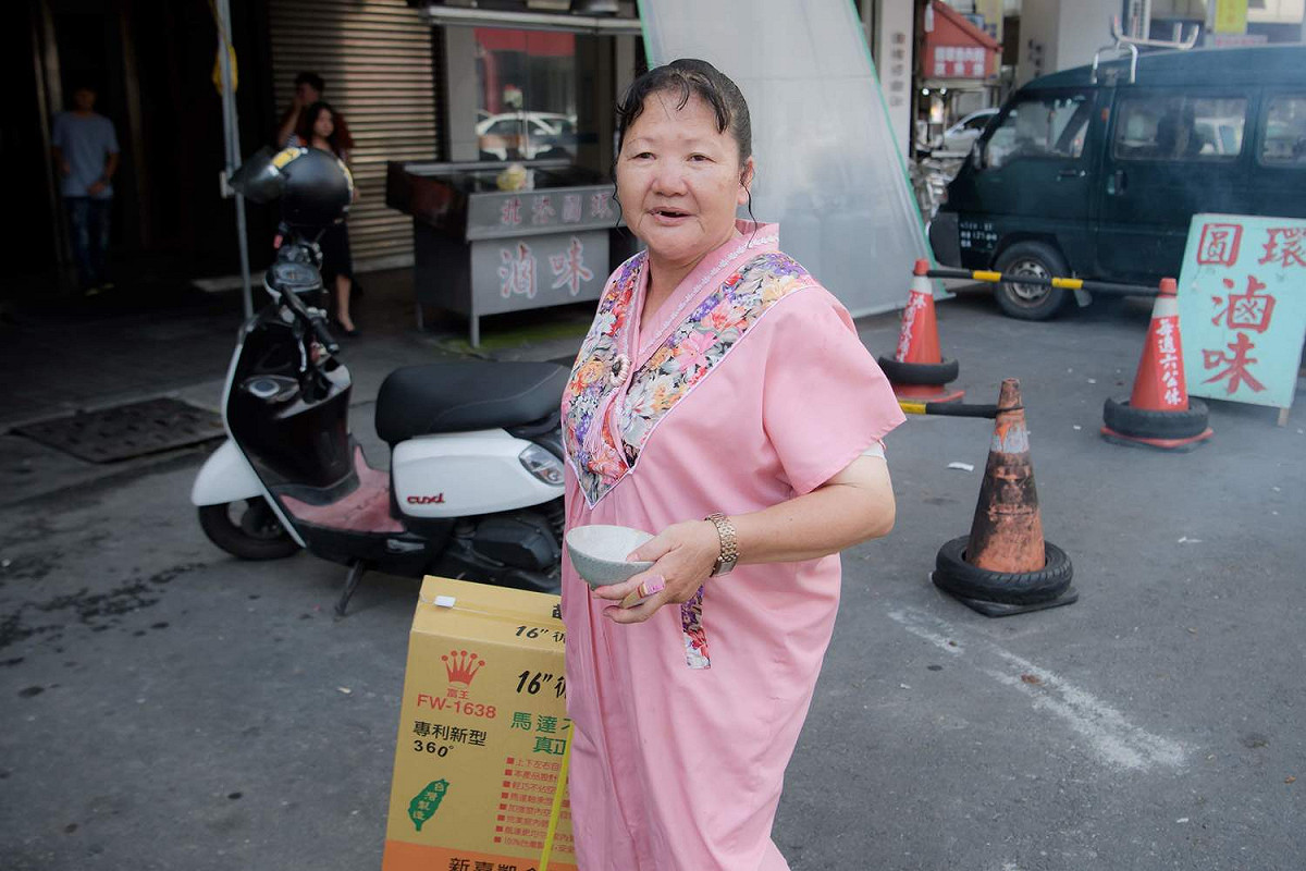 新娘的媽媽把電風扇拿回家用。 圖：攝影師菜菜大哲/提供