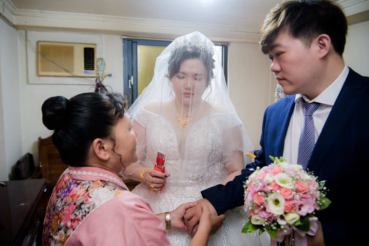 丈母娘握著女婿的手，囑咐他好好照顧女兒。 圖：攝影師菜菜大哲/提供