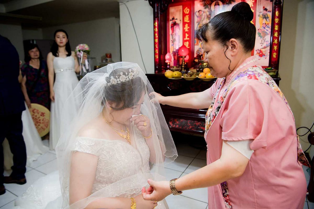 女兒出嫁前不捨地拜別母親。 圖：攝影師菜菜大哲/提供
