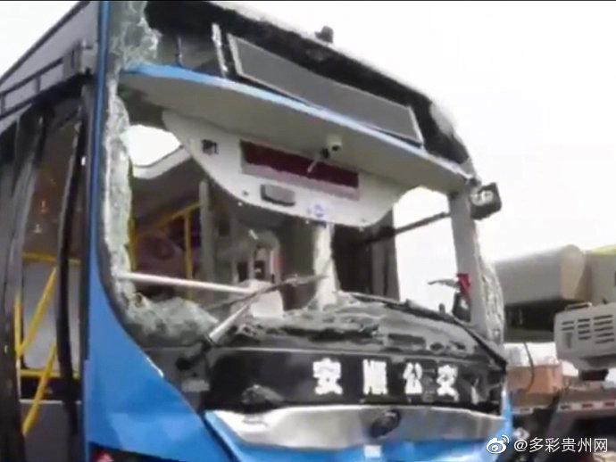 中國貴州衝撞進水庫的公車已打撈上岸，這起意外造成21人死亡。 多彩貴州網