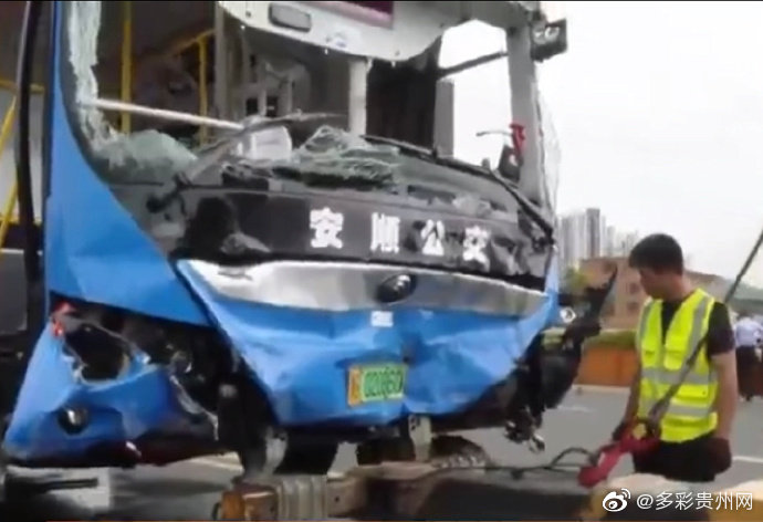 中國貴州衝撞進水庫的公車已打撈上岸 圖 : 翻攝自多彩貴州網