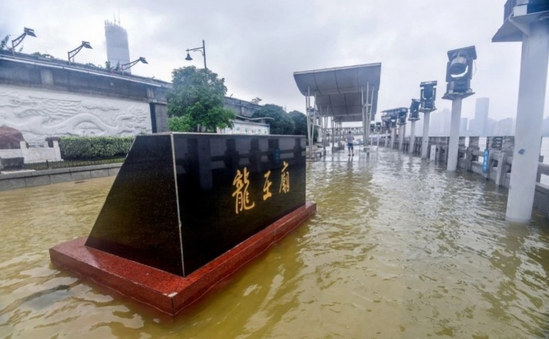 7月6日長江水已漫上位於湖北武漢的龍王廟觀景平台。 圖:翻攝自微博