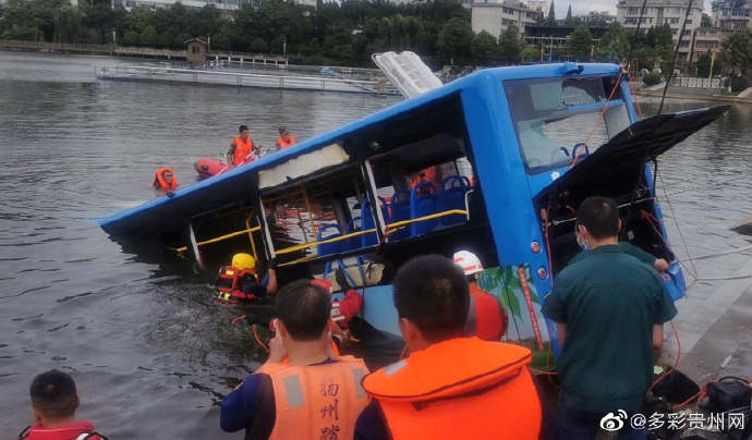 中國貴州衝撞進水庫的公車已打撈上岸 圖 : 翻攝自多彩貴州網