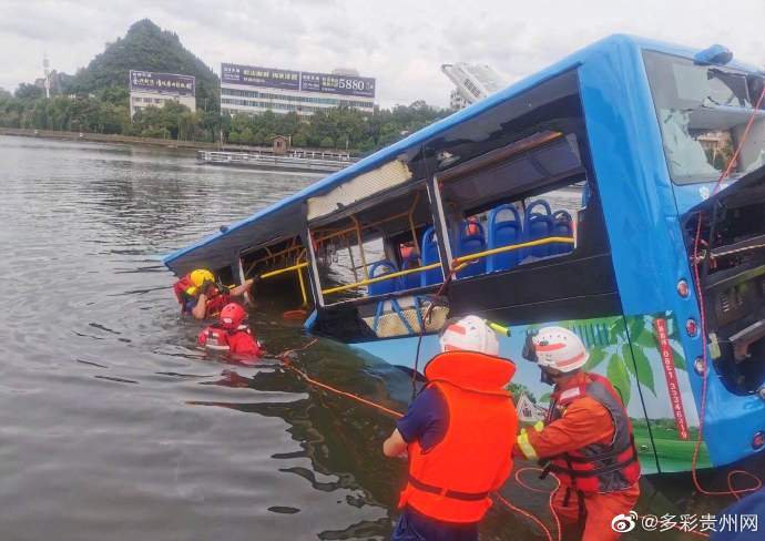 中國貴州衝撞進水庫的公車已打撈上岸。 圖 : 翻攝自多彩貴州網