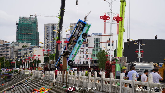 中國貴州安順市一輛載有多名學生的巴士直接衝入虹山水庫，整輛車墜入水中。 圖：翻攝人民日報