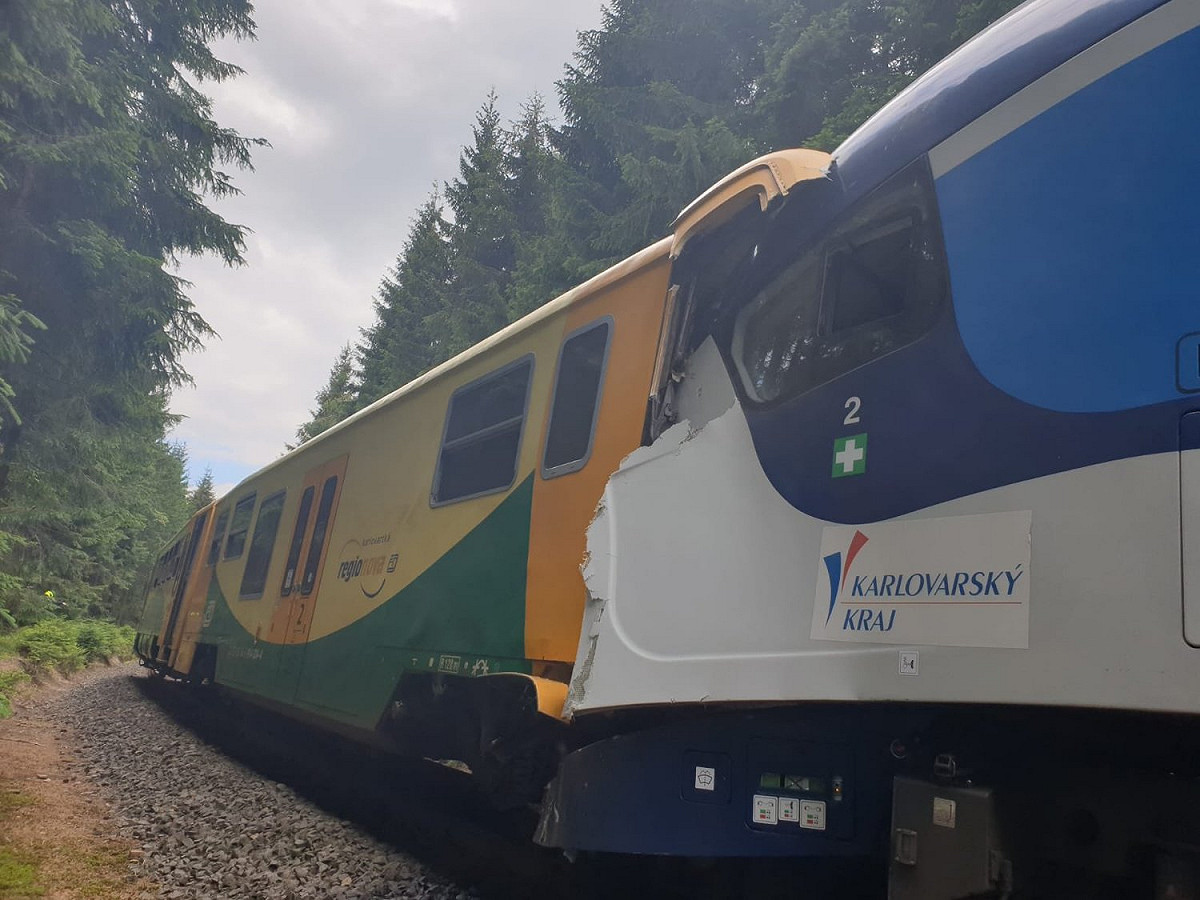 捷克與德國邊境發生一起火車對撞事故，2列列車車頭撞個正著，初估損失2000萬捷克克朗。 圖：翻攝自Policie ČR推特