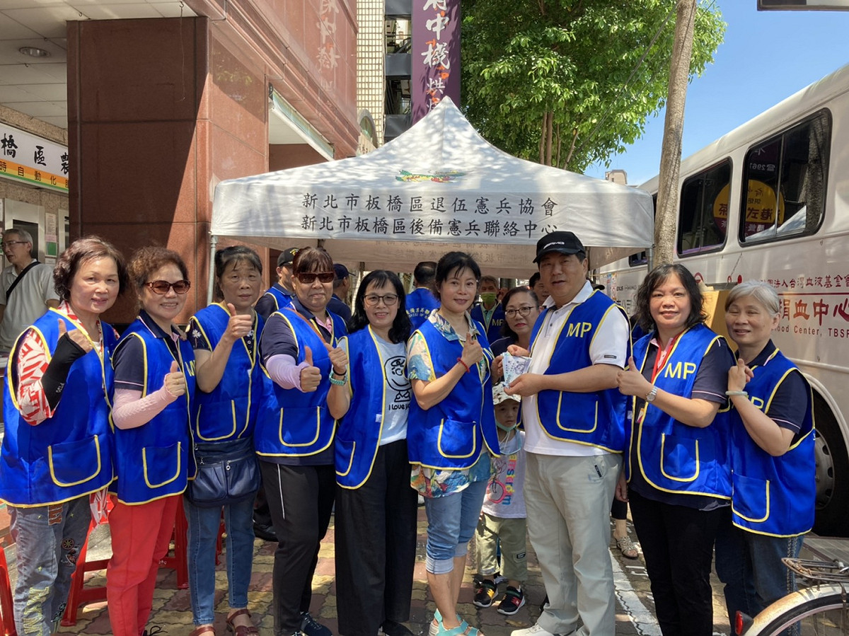 新北市議員周勝考（右三）向市府建設設第二行政中心。 圖：周勝考提供