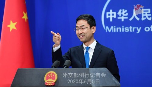 中國外交部前發言人耿爽在6月5日主持最後一次例行記者會，顯得相當輕鬆，如今改任中國常駐聯合國副代表。 圖：翻攝自中國外交部