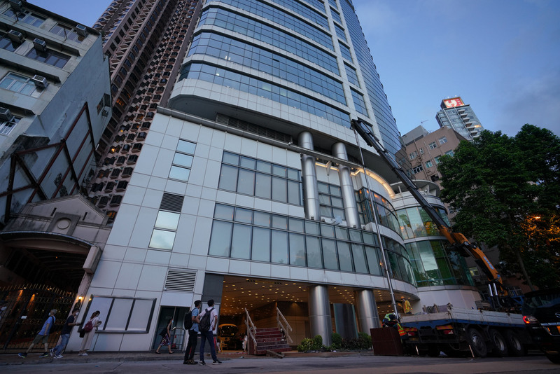 北京中央駐港國安公署今早掛牌開幕，辦公地點在中資的維景酒店，一正二副的署長首度公開亮相。現場戒備森嚴如臨大敵，多數媒體被遠遠隔在護欄外的記者區，無法直接採訪。 圖 : 中央社