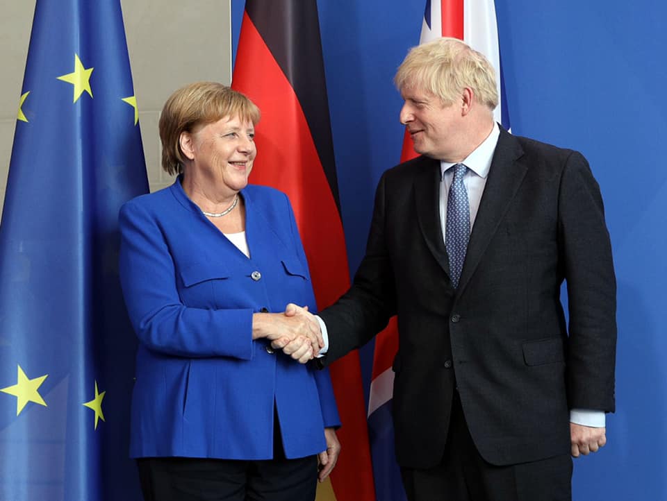 英國首相強生（右）日前與接任歐盟輪值主席的德國總理梅克爾通電話，表示英國脫歐過渡期不會再延，圖為2019年2人會面。 圖：翻攝自強生臉書