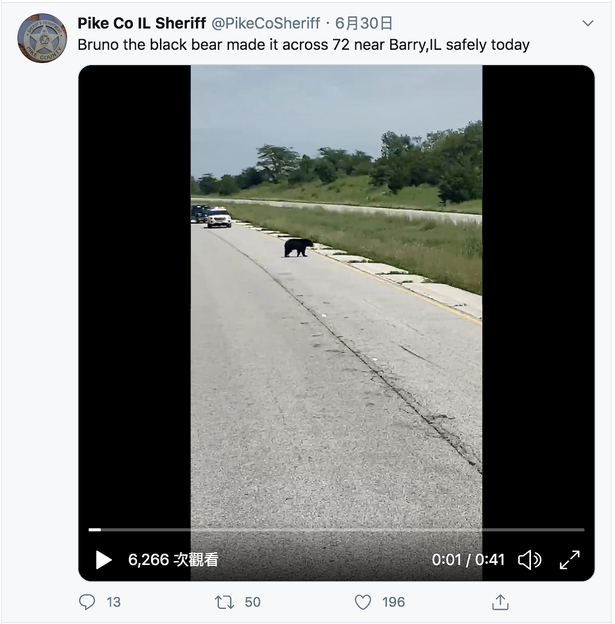動保人員護送布魯諾過馬路。 圖：擷取自Pike Co IL Sheriff Twitter