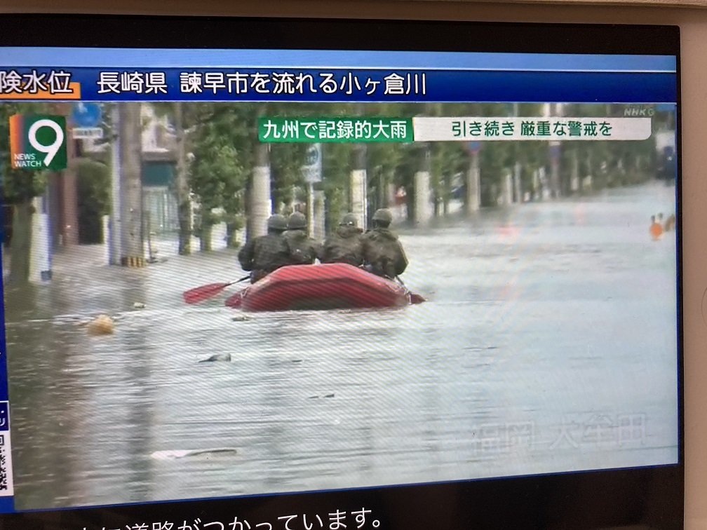 長崎暴雨，市街成河。 圖：攝自NHK8日9點新聞