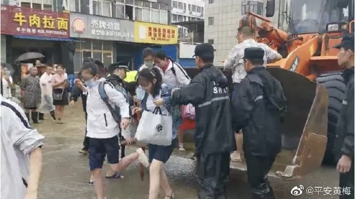 高考生從推土機走下來。