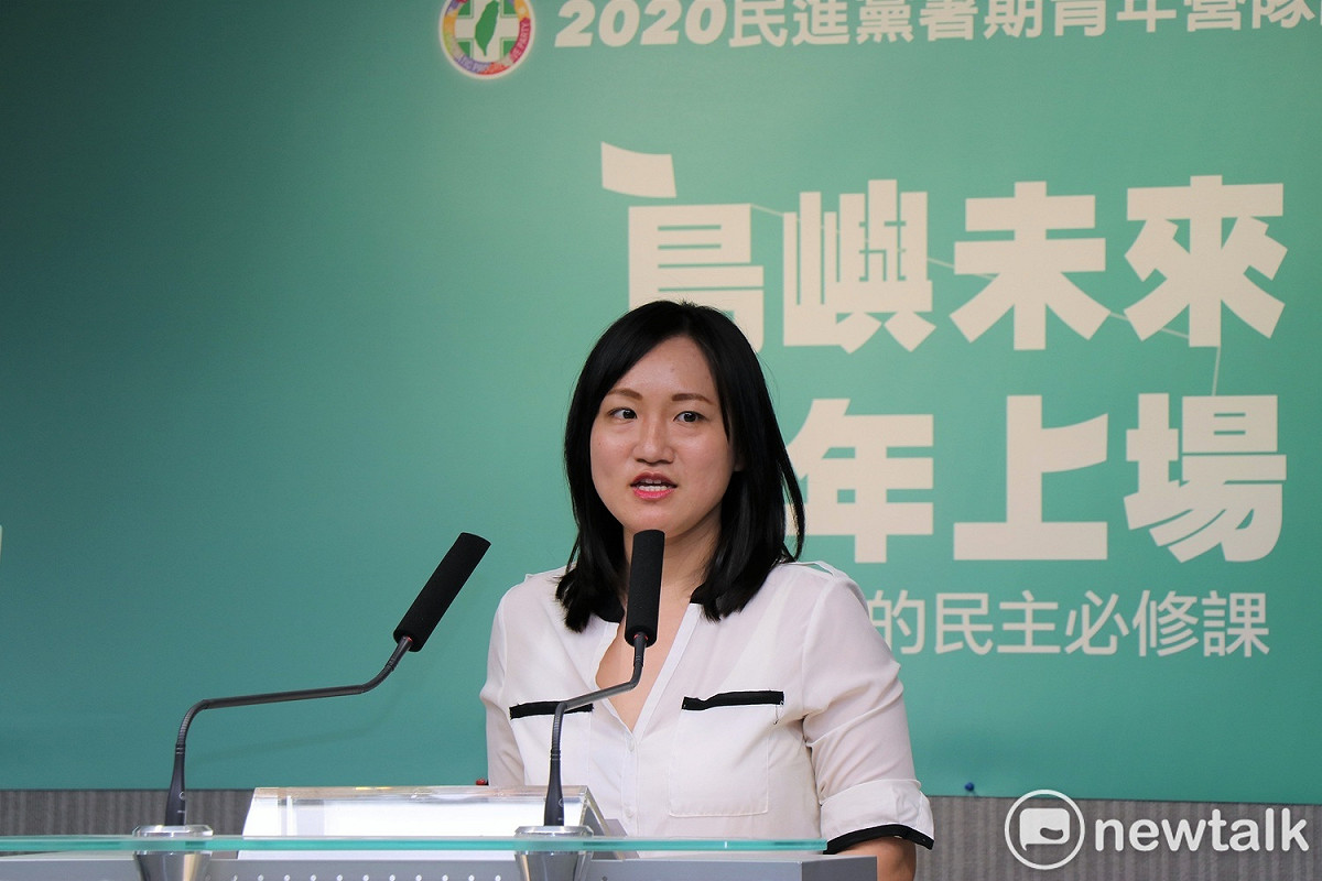 民進黨今公布2020暑期青年營隊課程「島嶼未來青年上場」，由國際事務部副主任謝佩芬說明。 圖：謝孟華/攝